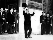 Außenminister Leopold Figl beim Abschluss der Staatsvertragsverhandlungen. Figl verlässt das Gebäude des Allied Counsel in London.