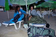 Die Reisekasse der beiden Mädels Bella und Ashley (r.) ist mit 100 Euro pro Person sehr klein. So müssen die beiden in Bulgarien auch mal eine Nacht am Strand unter freiem Himmel schlafen.