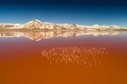 Schwefelmine am Schichtvulkan Kawah Ijen auf Java.; Der Vulkan Yasur im südpazifischen Vanuatu-Archipel.; Die Laguna Colorada auf der Altiplano-Hochebene in Bolivien.