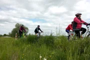 Auf dem Rad durch die Schwalm: Familie Betschel auf dem Rotkäppchenradweg.