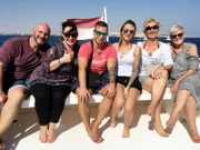 Drei Paare, drei sehr unterschiedliche Reisebudgets. Doch ein gemeinsamer Ausflug über das Rote Meer vor der Küste von Hurghada, Ägypten, begeistert alle. Ob die kulinarischen Orient-Spezialitäten die Truppe ebenfalls bezaubern können? (v.l.) Markus (49) und Crystal (41), Luca und Laura, Anja (52) und Tina (56)
