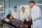 Mark Weidenberg (Marlon Kittel, liegend) hat nach einer Gefängnisstrafe gerade einen neuen Job gefunden und wird nun mit Schmerzen in die Sachsenklinik eingeliefert. Dr. Kathrin Globisch (Andrea Kathrin Loewig, mi.) stellt im Beisein von Dr. Roland Heilmann (Thomas Rühmann, re.) und Pfleger Kris Haas (Jascha Rust, li.) einen beidseitigen Leistenbruch fest. Mark ist körperlich fit und Kathrin plädiert für einen offenen Eingriff, allerdings würde Mark so zwei bis drei Monate ausfallen. In Absprache mit Roland und mit Rücksicht auf Marks derzeitige Situation entscheidet sich Kathrin also für einen minimalinvasiven Eingriff. So würde sich die Behandlungszeit erheblich verkürzen.
