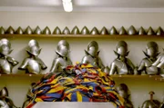 Der Schnitt der Uniform entspricht dem eines höfischen Gewandes aus der Zeit um 1500. Die Rüstung ist eine Nachbildung der Rüstungen von vor Hunderten Jahren.