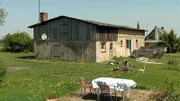 Das Haus, das Wilhelm und Grit gekauft haben, ist eine Katastrophe. Trotzdem wollen sie das Experiment wagen und mit den beiden Söhne Jan und Timm bis Mitte des Jahres einziehen. Doch bis der Hof bewohnbar ist, gibt es noch eine Menge zu tun...