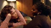 Karlas (Melodie Simina, re.) ehemalige beste Freundin Yvonne (Paula Kober) ist einsam auf Rügen.