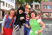 Willi (3.v.li.) macht mit den Clown-Schülern Ruth Albertin (li.), Till Toth (2.v.li.) und Sandra Heine (re.) die Mainzer Fußgängerzone unsicher.