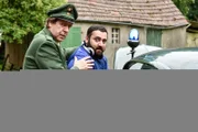 Zum Glück ist Dorfpolizist Peter (Uwe Rohde, li.) im Einsatz und nimmt Bogdan (Kalias Mahadevan) fest.