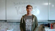 Kees (Ole Kroes) macht eine Buchvorstellung vor seiner Klasse.
