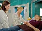 Tanja Wassmuts (Victoria Deutschmann, rechts) Leber reagiert sehr empfindlich auf die im Fotolabor verwendeten Chemikalien. Sie war deshalb schon oft in der Klinik. Dr. Eichhorn (Cheryl Shepard, links) und Dr. Globisch (Andrea Kathrin Loewig) versuchen ihr zu erklären, dass sie mit ihrem Job ihr Leben aufs Spiel setzt.