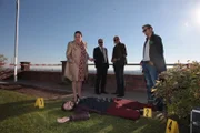 Das Team der SOKO Wien begutachtet das Mordopfer Kristof Blatnik, er wurde von einer verkleideten Frau getötet. V.l.n.r.: Gerichtsmedizinerin Dr. Franziska Beck (Maria Happel), Oberst Otto Dirnberger (Dietrich Siegl), Major Carl Ribarski (Stefan Jürgens), Bezirksinspektor Simon Steininger (Michael Steinocher; vorne liegend: Kristof Blatnik (Nikolai Selikovsky)).