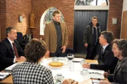ARD ROTE ROSEN FOLGE 1434, am Donnerstag um 14:10 Uhr im ERSTEN. Robin (Niklas Osterloh, h.) hat mit seinem Kuss-Foto dafür gesorgt, dass Sönke (Bo Hansen, 3.v.l.) vor Seefeld (Thomas Klees, 2.v.r) und dem Kirchenrat unter Druck gerät (mit Joachim Kretzer, l. und Komparsen).