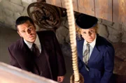 Detective Murdoch (Yannick Bisson, links) und Dr. Ogden (Hélène Joy) untersuchen den Galgen.
