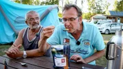 Stefan Peine (re.) und Bernd Kuhn auf dem Campingplatz Bergwitzsee, Stefan testet Campingessen.