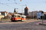 Vom Nahverkehrsmuseum Střešovice starten regelmäßig am Wochenende in der Sommersaison historische Straßenbahnen. Das nostalgische Fahrzeug-Ambiente und der Blick auf das historische Prag mit seiner wunderschönen Architektur sollte sich niemand entgehen lassen.