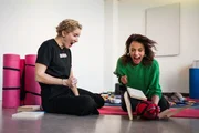 Mona Vetsch (r.) zerschlägt ein Holzbrett, angefeuert von Wen-Do-Trainerin Livia Boscardin (l.). Mona Vetsch (r.) zerschlägt ein Holzbrett, angefeuert von Wen-Do-Trainerin Livia Boscardin (l.).