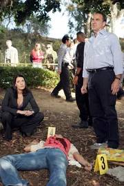 Am Campus einer kleinen Universität in Arizona wird Aliza (Tori White, liegend) tot aufgefunden. Emily (Paget Brewster, l.) und Gideon (Mandy Patinkin, r.) nehmen sich des Falles an ...