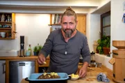 Gastgeber Sebastian Klein bereitet für sein Menü eine Lammschulter mit Honig-Knoblauch-Kruste zu.