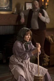 Um Geld zu verdienen, verschlägt es Frankie (Patricia Heaton, l.) zurück ins 19. Jahrhundert. Sie spielt die Frau von "Obadiah" (Rick Oveton, r.), die mit Kinderkriegen und Buttermachen beschäftigt ist ...