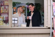 Easy (Lars Steinhöfel, l.) gesteht Ringo (Timothy Boldt) ein, sein neues Business-Ich nur in kleiner Dosierung zu vertragen.