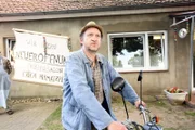 Adsche (Peter Heinrich Brix) kann das ganze Theater kaum ertragen.