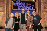Moderator Kai Pflaume (M.) und seine Rateteam-Kapitäne Bernhard Hoëcker (l.) und Elton (r.) begrüßen in dieser Sendung die Fernsehmoderatorin Lola Weippert (2.v.l.) und die Fernsehmoderatorin Laura Papendick (2.v.r.).