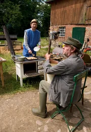 NDR Fernsehen NEUES AUS BÜTTENWARDER, "Guten Appetit", am Dienstag (18.12.12) um 23:30 Uhr. Das Kochstudio ist eröffnet- Lesson 2 : Adsches Fischpizza. v.l.: Adsche (Peter Heinrich Brix) und Brakelmann (Jan Fedder)