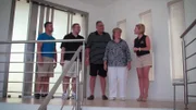 Eine erfolgreiche Unternehmerin steht vor einer schwierigen Entscheidung: Mit der Hilfe ihrer beiden Söhne muss sie entscheiden, ob das neue Zuhause groß, größer oder riesig sein soll. Dafür hat sie sich Guanacaste in Costa Rica ausgesucht. Die Provinz ist bekannt für schöne Strände und atemberaubende Natur.