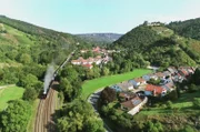 Es ist ein besonderes Ereignis, wenn ein Dampfzug an der Alsenz entlang fährt. Normalerweise durchqueren nur Regionalzüge das kleine Flusstal.