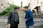 Konkurrenz als Tatmotiv? Ein Stuttgarter Gebrauchtwagenhändler wird erschlagen aufgefunden und Wally Müller (Wolfgang Maria Bauer, l.), der seinen Gebrauchtwagenhandel direkt neben dem des Opfers führt, gibt sich vor Kriminalkommissar Jo Stoll (Peter Ketnath, r.) ahnungslos. Sagt er die Wahrheit oder hat er seinen ewigen Konkurrenten im Streit erschlagen?