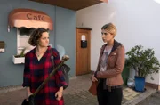 Lena Teuber (Jaëla Probst, r.) warnt Julia Demmler (Wendy Güntensperger, l.) vor den Verführungskünsten ihres Chefs Tobias.