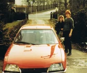 Martina Posch mit Auto und Freund