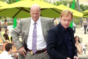 "CSI Miami", "Wessen Werk war Teufels Beitrag?." Auf dem Anwesen einer Krimiautorin, auf einer abgeschiedenen Insel, wird ein Hausmädchen tot aufgefunden. Der Fundort der Leiche ist überaus spektakulär: in einem leeren Haus, kopfüber an einem Kronleuchter hängend. Besonders bemerkenswert ist die Tatsache, dass die Autorin genauso einen Fall in einem Krimi-Beststeller beschrieben hat. Im Bild (v.li.): Rex Linn (Frank Tripp), David Caruso (Horatio 'H' Caine).