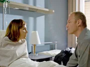 Sabine Schönberg (Antje Schmidt) wird mit Magenproblemen, die sie auf die ständigen Affären ihres Mannes Carlo Schönberg (Klaus Nierhoff) zurückführt, in die Sachsenklinik eingeliefert. Bei Sabine wird ein Magengeschwür diagnostiziert.