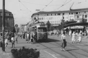 Kasseler Straßenbahn der Linie 1 auf dem Königsplatz in den fünfziger Jahren.