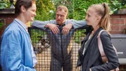 Waltrauds charmanter Verwandter Karl (Johannes Franke, l.) lernt Leah (Charlotte Krause) kennen. Misstrauisch beäugt von Tobias (Matthias Komm), der nicht ganz vom Charme und den Manieren der plötzlich aufgetauchten Verwandtschaft überzeugt ist.