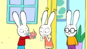 Stolz überreicht Simon (l.) Lou (M.) sein selbstgebasteltes "regenbogenfarbenes Schmetterlings-Einhorn-Kätzchen". Da staunt auch Ferdinand (r.) nicht schlecht.