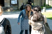 Alles nur Show: Katja Schräter (Corinne Steudler, M.) ist bekannt für ihre theatralischen Stadtführungen. Sie begleitet die Touristen an die schaurigsten Tatorte Stuttgarts. Dass eine ihrer Führungen selbst in einem Mord enden würde – nämlich ihrem eigenen – ahnt zu diesem Zeitpunkt noch keiner.