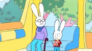 Stolz präsentiert Simon (r.) der älteren Damen (l.) im Bus sein selbstgebasteltes "regenbogenfarbenes Schmetterlings-Einhorn-Kätzchen".
