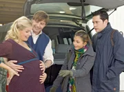 v.re.) und Philipp (Thomas Koch, re.) besuchen ihr befreundetes Paar Nadja (Isabella Schmid, li.) und Michael Bender (Christoph Mory, 2.v.li.), die beide in absoluter Babyeuphorie schweben.