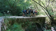 Die romantische Steinbrücke täuscht – gleich geht es in die Tiefe des Flussbetts zum Canyoning.