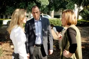 Um den Täter fassen zu können, wird Suzanne Cole (Moira Price, r.) von 'JJ' (AJ Cook, l.) und Det. Jim Griffith (Shawn Michael Patrick, M.) über die Tote befragt ...
