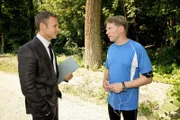 "CopStories", "Oh Gott!" Helgas Mann Toni macht als Gesunder mindestens genauso viel Mühe wie als Burnout-Patient und Andreas Bergfeld ist sich auch nicht sicher, ob er sich wirklich darüber freuen soll, dass seine Frau ihren stationären Krankenhausaufenthalt beendet hat. Vickerl trifft unvermutet auf die Jungfrau Maria, und Mathias schlägt sich mit einem Exhibitionisten herum. Lukas wird um einen großen Gefallen gebeten und Leila macht sich Sorgen um das Leben ihres Informanten, der unabsichtlich zwischen die beiden Gangster Dogan Uslu und Berischer geraten ist. Im Bild (v.li.): Martin Niedermair (Doringer), Serge Falck (Lukas Mosbacher).