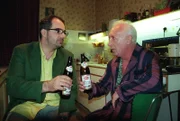 "Dolce Vita & Co.", "Obdachlos." Mario verlässt die gemeinsame Wohnung und zieht zu seinem Vater. In seiner Abwesenheit übernimmt es Lisa, ihre Eltern wieder zu versöhnen, was sich aber als schwieriger als erwartet herausstellt. Ungewohnt kompliziert gestaltet sich auch die Firmenfeier in der Fischerhütte eines Stammgasts aus dem Dolce Vita. Nach einer Autopanne macht Mario, der gerade die Speisen liefern wollte, mitten in der Einöde eine seltsame Begegnung.Im Bild (v.li.): Michael Niavarani (Mario), Kurt Sobotka (Hans).