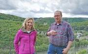 Anna Lena mit Uwe Haxel, einem der fünf Winzer an der Lahn, vor schöner Kulisse mit Kloster Arnstein.
