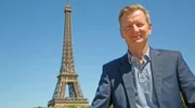 "Vive la Tour Eiffel!": Frankreichs Wahrzeichen Nummer eins wurde 100 Jahre nach der Französischen Revolution 1889 anlässlich der Weltausstellung in Paris errichtet. Was heute alle Franzosen mit Stolz erfüllt, wurde anfangs von vielen Pariser*innen als Schandfleck der Stadt bezeichnet. Heute ist die Konstruktion mit ihrem Eigengewicht von über 10.000 Tonnen Stahl Anziehungspunkt für Touristen aus aller Welt.