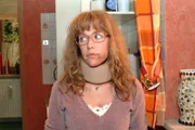 Die kranke Lisa (Alexandra Neldel) ist froh, von David auf dem Laufenden gehalten zu werden - ist sie mit den Gedanken eh stets bei Kerima Moda. (Dieses Foto von Alexandra Neldel darf nur in Zusammenhang mit der Berichterstattung über die Serie "Verliebt in Berlin" veröffentlicht und verbreitet werden.)