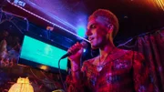 Lalo (Lamin Leroy Gibba) singt für seine Freunde.