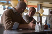 Bosch Staffel 1 Folge 9 Gespräch an der Bar: Adam O’Bryen als Nate Tyler, Titus Welliver als Harry Bosch.