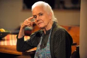 Bayerisches Fernsehen DAHOAM IS DAHOAM, FOLGE 827, "An die Kette gelegt", am Dienstag um 19:45 Uhr. Theres (Ursula Erber) kann die ganze Diskussion um das Bier nicht nachvollziehen.