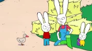 Bäuerin Isabella zeigt den neugierigen Kindern Simon M. und Franz ihre Tiere. Ente Poppy schaut aufmerksam zu.
